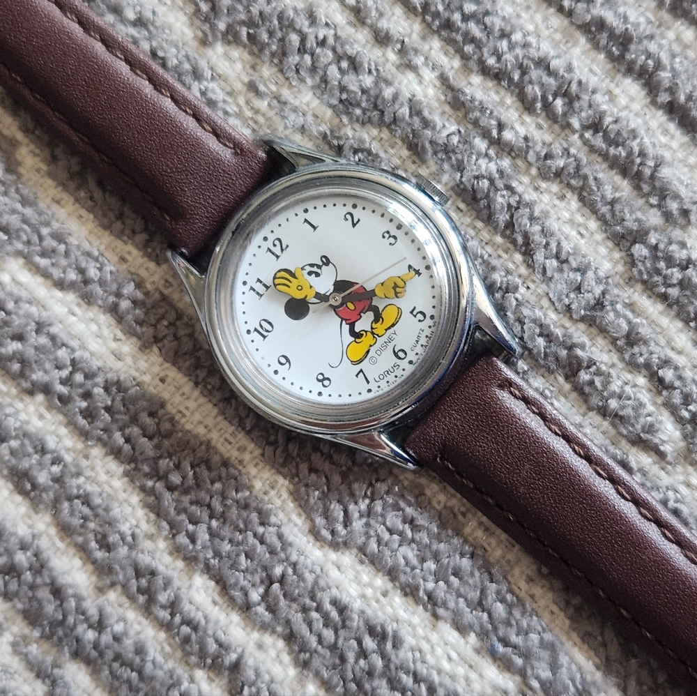 Vintage V515-6080 Mickey Mouse 1990"s Brown Leather Strap Watch